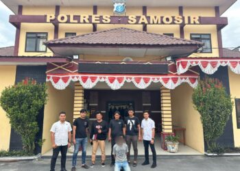 PS (44) ditangkap Sat Reskrim Polres Samosir karena diduga cabuli anak dibawah umur, tersangka ditangkap di Peabang Aek Baringing, Desa Aek Sipitu Dai, Kecamatan Sianjur Mula-mula, Kabupaten Samosir, Rabu (5/7/2023)