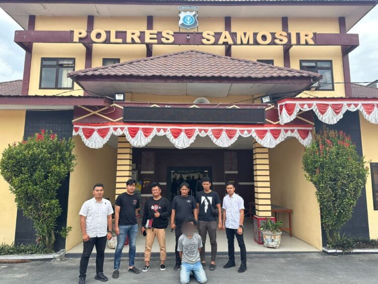 PS (44) ditangkap Sat Reskrim Polres Samosir karena diduga cabuli anak dibawah umur, tersangka ditangkap di Peabang Aek Baringing, Desa Aek Sipitu Dai, Kecamatan Sianjur Mula-mula, Kabupaten Samosir, Rabu (5/7/2023)