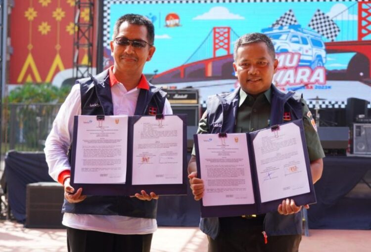 Penandatanganan Piagam Perjanjian Kerja Sama (PKS) antara TNI AD dengan BKKBN tersebut dilakukan Kepala Dinas Penerangan Angkatan Darat (Kadispenad), Brigjen TNI Hamim Tohari, M.A., mewakili Kepala Staf Angkatan Darat (Kasad) dengan Deputi Bidang Advokasi Penggerakan dan Informasi (ADPIN) Drs. Sukaryo Teguh Santoso, M.Pd., sebagai perwakilan BKKBN, bertempat di Lapangan Tembak Jakabaring Sport Center (JSC) Palembang, Rabu (05/07/2023)