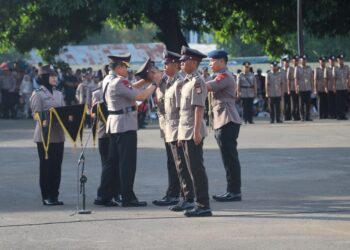 Kapolda Sulsel Irjen Pol Drs. Setyo Boedi Moempoeni Harso, S.H., M.Hum melantik 286 siswa yang telah menjadi Bintara Polri di SPN Batua, Jl Urip Sumoharjo, Makassar, Kamis (06/07/2023).
