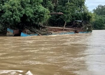 Satu Unit kapal penyedot emas hanyut dan Diduga Turut Menghantam Satu Unit Jembatan Gantung Penghubung Antar Desa di Sungai Mas