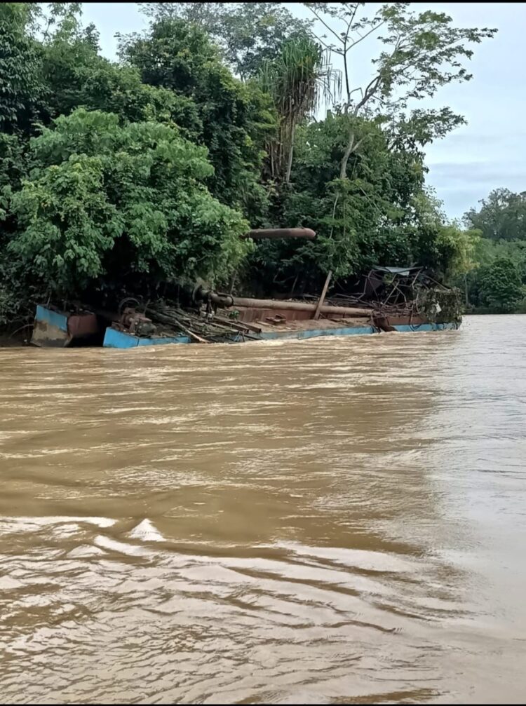 Satu Unit kapal penyedot emas hanyut dan Diduga Turut Menghantam Satu Unit Jembatan Gantung Penghubung Antar Desa di Sungai Mas