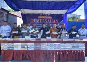 Satpol-PP Kabupaten Aceh Utara melakukan pengamanan dan pengawalan dalam rangka pemusnahan rokok ilegal oleh Bea Cukai Lhokseumawe