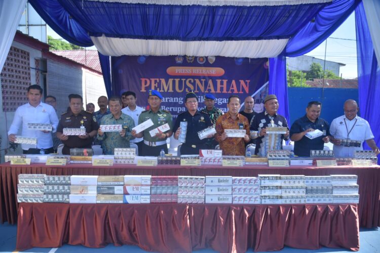 Satpol-PP Kabupaten Aceh Utara melakukan pengamanan dan pengawalan dalam rangka pemusnahan rokok ilegal oleh Bea Cukai Lhokseumawe
