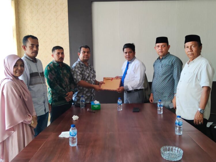 Ketua komisi 1 DPRK Nagan Raya, Hasan Mashuri,S.I.kom memberikan arahan kepada calon PAW KIP Nagan Raya, setelah di Lantik harus bijak, netralitas independen dan menjalankan tugas sebagaimana yang di atur dalam juknis PKPU