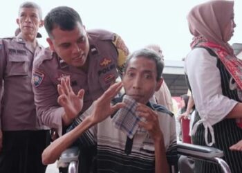 Bhabinkamtibmas, Aipda Ilham membawa warga berobat gratis di RS Bhayangkara Tingkat II Mas Kadiran Medan, Kamis (6/7/2023). (Foto Dok/Polda Sumut)