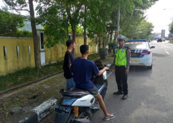 Satlantas Polres Bangka Barat melaksanakan patroli siang hari guna mencegah terjadinya pelanggaran lalu lintas di wilayah hukumnya