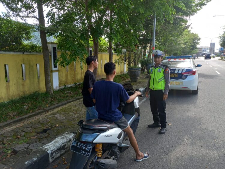 Satlantas Polres Bangka Barat melaksanakan patroli siang hari guna mencegah terjadinya pelanggaran lalu lintas di wilayah hukumnya
