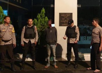 Bhabinkamtibmas Polresta Manado Mengamankan tersangka Pencurian Hewan Anjing (Doger) dari amukan massa di Desa kalasey Dua Kecamtan Mandolang, Kamis (6/7/2023) sekitar pukul 01.05 WITA.