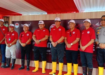 Kapolresta Manado Kombes Pol Julianto P. Sirait, S.H.,S.I.K mengikuti Kegiatan Gerakan Penanaman 3000 Bibit Pohon Mangrove dan Pelepasan 500 Tukik di Pulau Bunaken Dalam Rangka Gerakan Nasional 21 Rezim Apuppt Indonesia, Kamis (6/7/2023) pukul 09.00 WITA.