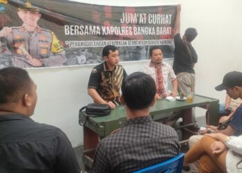 Polres Bangka Barat menggelar kegiatan bertajuk ‘Jumat Curhat’ untuk mendengarkan keluh kesah masyarakat secara langsung di Warung kopi yuk nur, Jumat (07/07/2023).