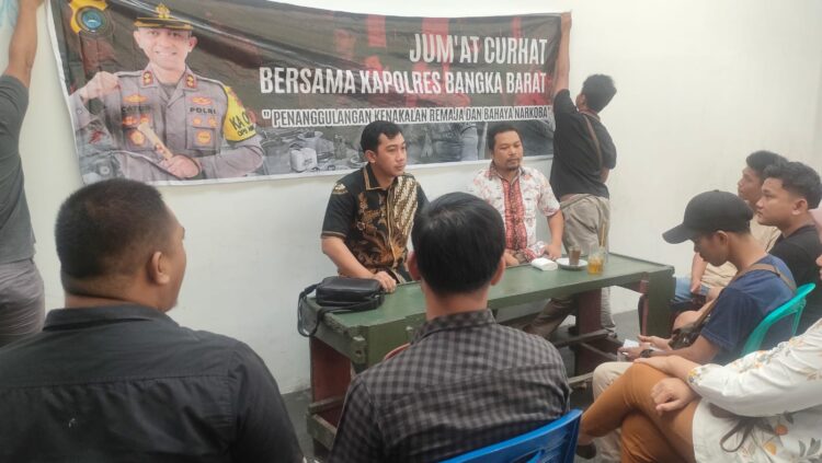 Polres Bangka Barat menggelar kegiatan bertajuk ‘Jumat Curhat’ untuk mendengarkan keluh kesah masyarakat secara langsung di Warung kopi yuk nur, Jumat (07/07/2023).