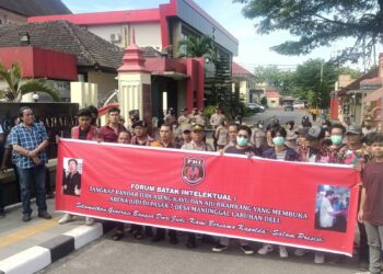 Puluhan anggota DPC Forum Batak Intelektual (FBI) kota Medan membentangkan spanduk saat melakukan demo di Mapolda Sumut, Jumat (7/7/2023). (Foto Dok/ Polda Sumut)