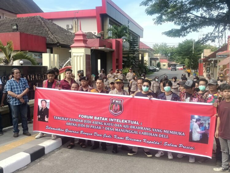 Puluhan anggota DPC Forum Batak Intelektual (FBI) kota Medan membentangkan spanduk saat melakukan demo di Mapolda Sumut, Jumat (7/7/2023). (Foto Dok/ Polda Sumut)
