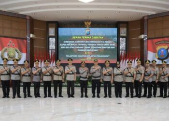 Kapolda Sumut, Irjen Pol RZ Panca Putra Simanjuntak foto bersama PJU dan Kapolres jajaran Polda Sumut usai sertijab di Aula Tribrata Polda Sumut, Jumat (7/7/2023). (Foto Dok/ Polda Sumut)