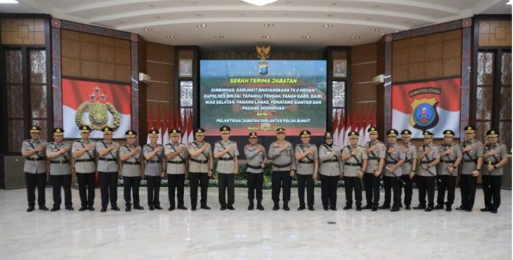 Kapolda Sumut, Irjen Pol RZ Panca Putra Simanjuntak foto bersama PJU dan Kapolres jajaran Polda Sumut usai sertijab di Aula Tribrata Polda Sumut, Jumat (7/7/2023). (Foto Dok/ Polda Sumut)