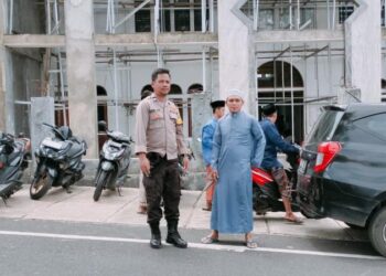 Kepolisian Polresta Manado menerjunkan sebagian personil untuk melaksanakan Paja Somat (polisi jaga gereja dan sholat Jumat) yang dilaksanakan di sejumlah masjid yang berada di wilayah hukum Polresta Manado, Jumat (7/7/2023).