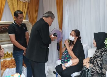 Ketua Asosiasi Pedagang Pasar Seluruh Indonesia - APPSI Kota Bitung KH. Ust. Hairrudin Bandu S.sos, S.Ag, Mblg, Ldii, ketika menyambangi rumah duka Almarhum Harto Kahiking