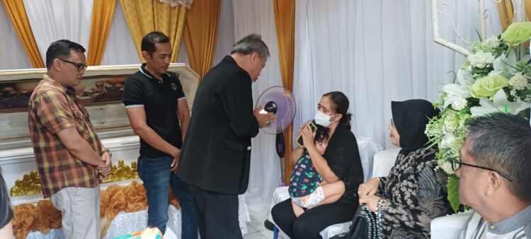 Ketua Asosiasi Pedagang Pasar Seluruh Indonesia - APPSI Kota Bitung KH. Ust. Hairrudin Bandu S.sos, S.Ag, Mblg, Ldii, ketika menyambangi rumah duka Almarhum Harto Kahiking