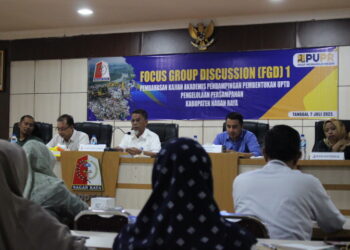 Focus Group Discussion (FGD) tentang Pembahasan Kajian Akademik Pembentukan UPTD Pengelolaan Persampahan pada Dinas Lingkungan Hidup Kabupaten Nagan Raya dibuka oleh Penjabat (Pj) Bupati Nagan Raya Fitriany Farhas, AP, S.Sos., M.Si yang diwakili Sekretaris Daerah Ir. H. Ardimartha di Aula Bappeda Kompleks Perkantoran Suka Makmue, Jum'at (7/7/2023).