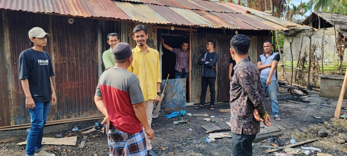 Ketua Sahabat H Ilham Pangestu (SHIP) Aceh Utara, T. Muhammad Isa Aziz, S.E Sabtu Sore 08 Juli 2023, mengunjungi rumah warga korban kebakaran di gampong Blang Bidok Kecamatan Tanah Luas, Kabupaten Aceh Utara.