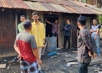 Ketua Sahabat H Ilham Pangestu (SHIP) Aceh Utara, T. Muhammad Isa Aziz, S.E Sabtu Sore 08 Juli 2023, mengunjungi rumah warga korban kebakaran di gampong Blang Bidok Kecamatan Tanah Luas, Kabupaten Aceh Utara.