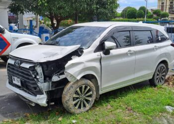 Kondisi mobil Toyota Avanza No. Pol BK 1849 TAA yang nama dan identitas pengemudinya tidak diketahui (melarikan diri) setelah kejadian kontra sepeda motor Honda Vario No. Pol BK 4466 WAK, Sabtu (08/07/2023) sekira pukul 05.00 Wib.