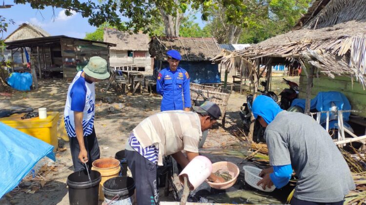 Satuan Polair Polres Bangka Barat Laksanakan kegiatan patroli rutin dalam rangka menjaga kamtibmas di wilayah pesisir dan perairan tetap aman dan kondusif, Sabtu (08/07/2023).