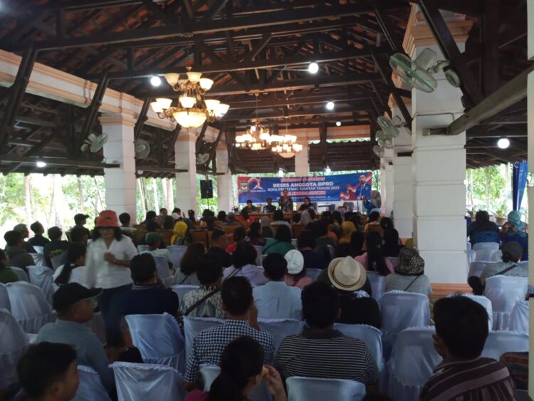 Rizky Ananda Sitorus, Anggota DPRD Kota Pematangsiantar menyapa ratusan warga kecamatan Siantar Timur, disela - sela pelaksanaan reses yang bertempat di kelurahan Siopat Suhu, Sabtu, (08/7/2023).