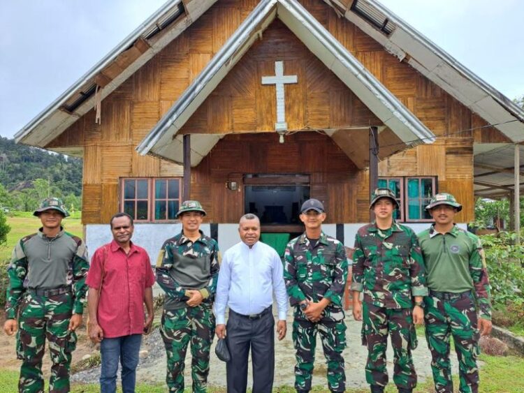 Satgas Yonif Raider 200/BN ikut beribadah bersama masyarakat di Distrik Elelim, Kab. Yalimo, Papua Pegunungan dengan khidmat pada hari Minggu (09/07/2023)