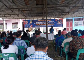 Anggota DPRD Kota Pematangsiantar Frans Herbet Siahaan didampingi Istri menyapa ratusan warga kecamatan Siantar Timur, disela - sela pelaksanaan reses yang bertempat di kelurahan Tomuan. Sabtu (08/7/2023) Pukul 10:00 Wib.