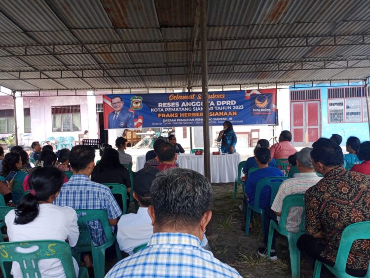 Anggota DPRD Kota Pematangsiantar Frans Herbet Siahaan didampingi Istri menyapa ratusan warga kecamatan Siantar Timur, disela - sela pelaksanaan reses yang bertempat di kelurahan Tomuan. Sabtu (08/7/2023) Pukul 10:00 Wib.