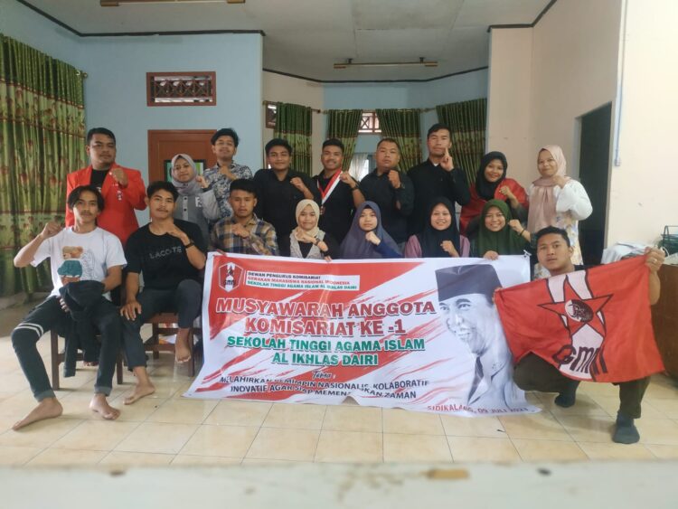 Gerakan Mahasiswa Nasional Indonesia (GMNI) Komisariat Sekolah Tinggi Agama Islam Dairi menggelar Musyawarah Anggota Komisariat (Muskom) untuk memilih komisaris pertama Dewan Pengurus Komisariat STAI-Al Ikhlas Dairi Minggu (09 Juli 2023) di Gedung Perpustakaan mini Dairi.