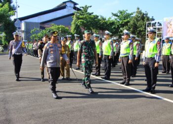 Apel yang dilaksanakan di halaman belakang Mapolres Tuban itu dipimpin Kapolres Tuban AKBP Suryono, S.H., S.I.K., M.H., dan dihadiri Forkopimda kabupaten Tuban serta diikuti oleh pasukan gabungan TNI Polri, Satpol-PP dan Dinas Perhubungan kabupaten Tuban Senin (10/07/23).