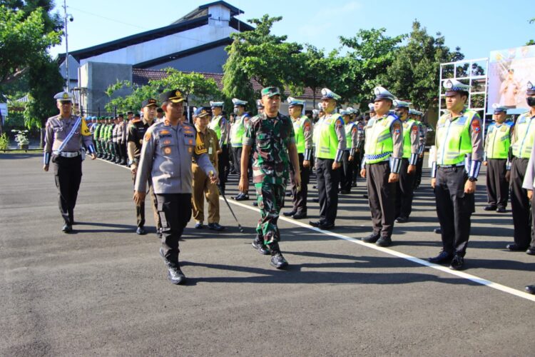 Apel yang dilaksanakan di halaman belakang Mapolres Tuban itu dipimpin Kapolres Tuban AKBP Suryono, S.H., S.I.K., M.H., dan dihadiri Forkopimda kabupaten Tuban serta diikuti oleh pasukan gabungan TNI Polri, Satpol-PP dan Dinas Perhubungan kabupaten Tuban Senin (10/07/23).