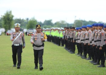 Polda Sumut, Irjen Pol RZ Panca Putra Simanjuntak memeriksa barisan personel gabungan pada Pelaksanaan Operasi Patuh Toba 2023 di Lapangan Bola Mapolda Sumut, Senin (10/7/2023). (Foto Dok/ Polda Sumut)