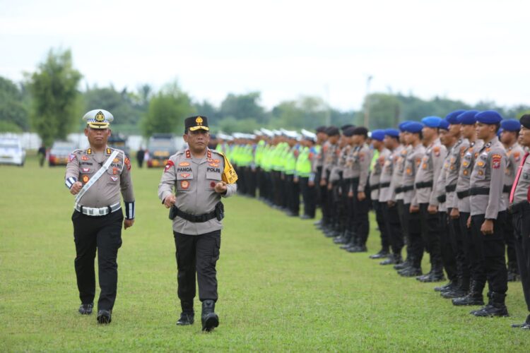 Polda Sumut, Irjen Pol RZ Panca Putra Simanjuntak memeriksa barisan personel gabungan pada Pelaksanaan Operasi Patuh Toba 2023 di Lapangan Bola Mapolda Sumut, Senin (10/7/2023). (Foto Dok/ Polda Sumut)
