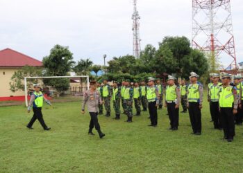 Kapolresta Deliserdang, Kombes Pol Irsan Sinuhaji memeriksa personel yang akan diturunkan pada Operasi Patuh Toba 2023 di Lapangan Mapolresta Deliserdang, Senin (10/7/2023). (Foto Dok/ Polresta DS)