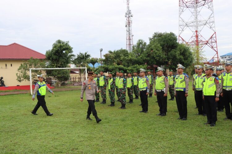 Kapolresta Deliserdang, Kombes Pol Irsan Sinuhaji memeriksa personel yang akan diturunkan pada Operasi Patuh Toba 2023 di Lapangan Mapolresta Deliserdang, Senin (10/7/2023). (Foto Dok/ Polresta DS)