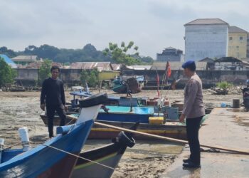 Patroli perairan rutin dilaksanakan oleh Sat Polair Polres Bangka Barat dilaksanakan di pelabuhan Mentok