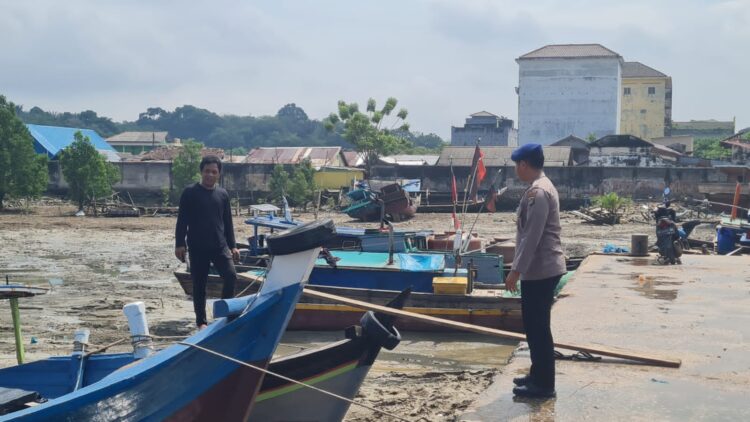 Patroli perairan rutin dilaksanakan oleh Sat Polair Polres Bangka Barat dilaksanakan di pelabuhan Mentok