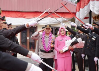 Kapolres Karo baru, AKBP Wahyudi Rahman SIK disambut dengan tradisi pedang pora saat memasuki Mapolres Karo, Senin (10/7/2023).(Foto Dok/ Polres Karo)
