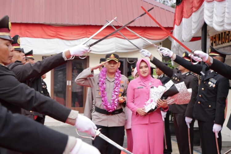 Kapolres Karo baru, AKBP Wahyudi Rahman SIK disambut dengan tradisi pedang pora saat memasuki Mapolres Karo, Senin (10/7/2023).(Foto Dok/ Polres Karo)