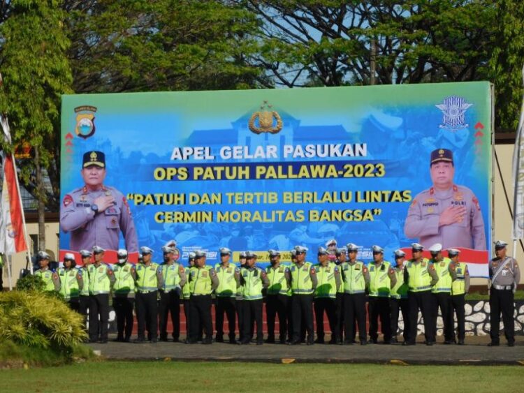 Kapolda Sulsel, Irjen Pol Drs. Setya Boedi Moempoeni Harso, SH, M. Hum yang memimpin pelaksanaan apel gelar pasukan di Lapangan upacara Polda Sulsel, Senin (10/7/23)