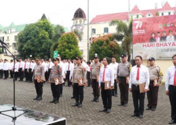 Personel Polresta Manado yang berprestasi mendapatkan penghargaan dari Kapolresta Manado.