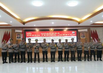 Kapolda Sulawesi Utara Irjen Pol Setyo Budiyanto memimpin upacara serah terima jabatan sejumlah pejabat utama polda dan Kapolres jajaran di Sulawesi Utara, yang digelar di Aula Tribrata Polda Sulut, Selasa (11/7/2023).