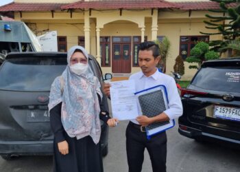 AD melaporkan kasus dugaan pelecehan didampingi oleh Penasehat Hukum dari kantor Yayasan Advokasi Rakyat Aceh (YARA) Perwakilan Langsa, H A Muthallib, Ibr, SE,.SH,.M.SI,.M.Kn, Zaid Aladawi, SH,. Muhammad Nazar, SH