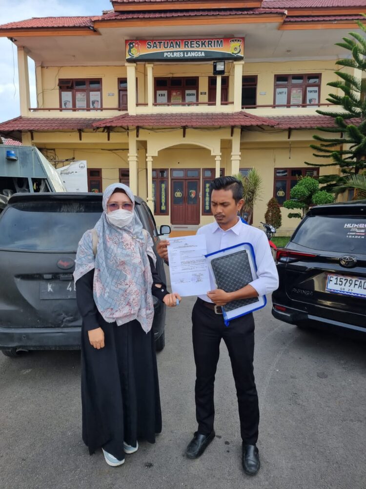 AD melaporkan kasus dugaan pelecehan didampingi oleh Penasehat Hukum dari kantor Yayasan Advokasi Rakyat Aceh (YARA) Perwakilan Langsa, H A Muthallib, Ibr, SE,.SH,.M.SI,.M.Kn, Zaid Aladawi, SH,. Muhammad Nazar, SH
