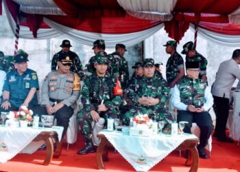 Pejabat Bupati OKU H. Teddy Meilwansyah membuka secara resmi TNI Manunggal Membangun Desa (TMMD) Ke-117 Kodim 0403/OKU yang bertemakan “Sinergitas Lintas Sektoral Mewujudkan Kemanunggalan TNI-Rakyat Semakin Kuat”, bertempat di Lapangan Desa Karang Endah, Kecamatan Lengkiti, Kabupaten OKU, Rabu (07/12/2023).
