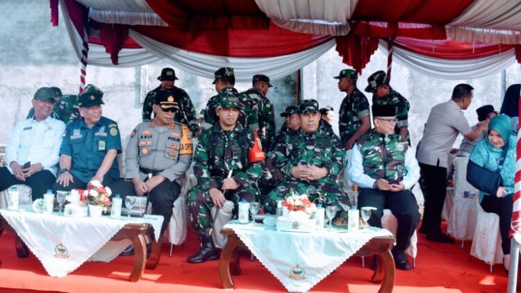 Pejabat Bupati OKU H. Teddy Meilwansyah membuka secara resmi TNI Manunggal Membangun Desa (TMMD) Ke-117 Kodim 0403/OKU yang bertemakan “Sinergitas Lintas Sektoral Mewujudkan Kemanunggalan TNI-Rakyat Semakin Kuat”, bertempat di Lapangan Desa Karang Endah, Kecamatan Lengkiti, Kabupaten OKU, Rabu (07/12/2023).